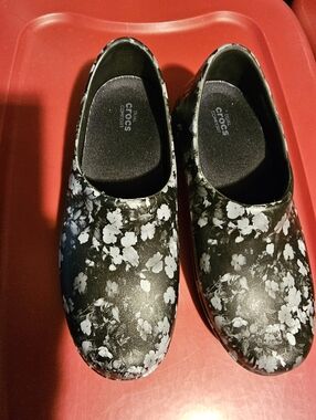 CROCS Womens Black Slip-On Floral Clogs with White Flowers